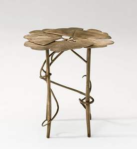 Table minimaliste en laiton conçue pour les appartements modernes, offrant des lignes élégantes et nettes qui rehaussent le design intérieur sophistiqué. - Product Image 2