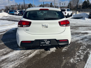 Fine White 2024 Rio5 S Wagon, Volante a la Izquierda, Llantas de Aleación R16 Oscuras, Automático, Techo Solar Usado, Arranque Remoto, Asientos de Cuero Eléctricos, Euro - Product Image 3