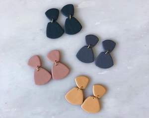 Pendientes de resina vibrantes pintados a mano y pulidos con múltiples colores Pantone Joyería de moda para montañas y looks diarios - Product Image 2