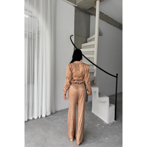 Conjunto de Traje de 3 Piezas para Mujer en Jacquard Beige, Incluye Chaqueta, Pantalones y Blusa - Product Image 1