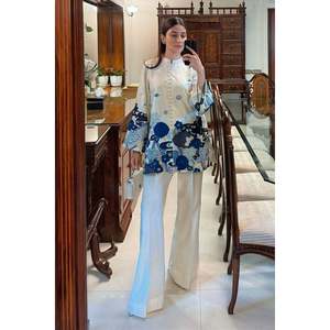 Ensemble de costume pour femmes en mousseline de soie ivoire 100% coton respirant avec broderie florale - Product Image 1