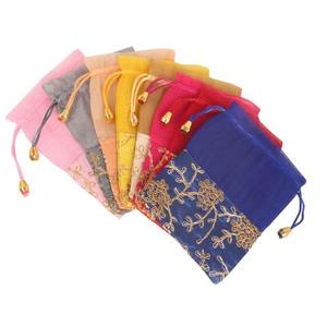 Sacs cadeaux en soie brodés Potli avec un design durable et réutilisable, couleur et logo personnalisés pour un emballage cadeau élégant - Product Image 3