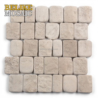 Carrelage mural en mosaïque de marbre galeté texturé effet coussin, crème neutre rustique, esthétique intérieure chaleureuse, bordure douce