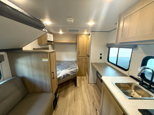 Mini caravane Teardrop légère avec cuisine, modèle Keystone Coleman 13S, à vendre. - Product Image 5