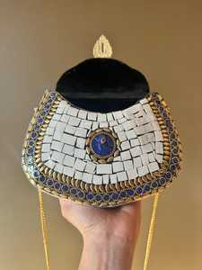 Bolso de Mano Metálico de Lujo Sofisticado para Mujer, Diseño Único y Elegante Inspirado en Diseñadores, con Correa de Cadena - Product Image 3