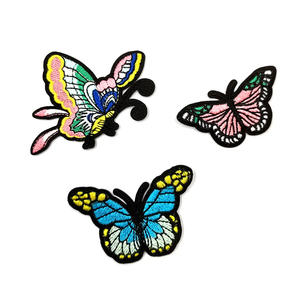 Insigne de logo brodé de conception personnalisée le plus populaire insigne de haute qualité brodé à coudre au fer pour vêtements - Product Image 5