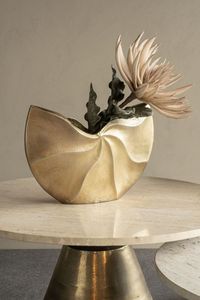 Vase en aluminium de forme unique avec finition argentée pour les thèmes de décoration modernes et classiques pour les espaces de vie - Product Image 2