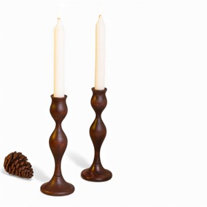 Par de Portavelas Altos Clásicos de Madera con Acabado Pulido Oscuro para una Decoración Interior Elegante - Product Image 2