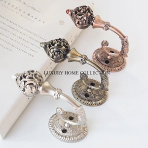 Crochets muraux en métal maximisant l'espace pour les placards et les entrées, parfaits pour créer des zones organisées et sans encombrement - Product Image 4