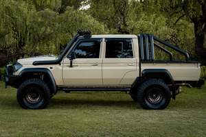 Toyota Land Cruiser 79 4.5D-4D LX V8 Double Cab 70e Anniversaire, modèle 2022, état neuf - Product Image 2