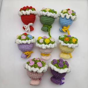 Vente en gros de porte-clés créatifs en forme de bouquet de fleurs au crochet pour sacs et clés - Parfaits pour les couples et les meilleurs amis - Product Image 2