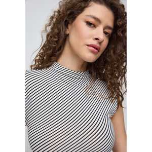 Blusa Corta con Detalle Fruncido - Product Image 4