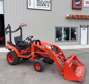 Compre un tractor compacto Kubota BX1880 4WD con cargador, diseñado para propietarios de viviendas, paisajistas y pequeños agricultores, disponible para la venta. - Product Image 1
