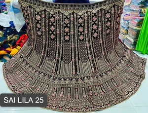 Ethnique Velours Lehenga avec Lourde Jarkan Broderie Double Peut Ajustement Long 1.2M Travail Choli Net Dupatta Butti 4 Bordure Latérale pour Fête - Product Image 6