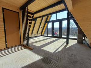 Villa moderne en bois de type A-frame avec de grandes fenêtres en verre et un revêtement extérieur jaune pour la vie en plein air - Product Image 5
