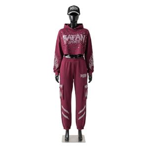 Ensemble sweat à capuche court et pantalon de jogging en molleton de coton de haute qualité 300 GSM pour femme, style cargo avec empiècements bordeaux – Ensembles pour femme - Product Image 1