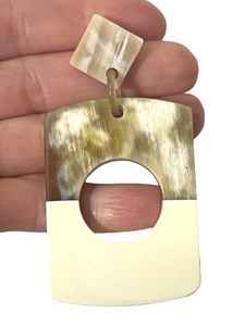 Boucles d'oreilles en corne de vache faites à la main pour femmes, style vintage à la mode, motifs naturels, design classique, forme de goutte, personnalisable - Product Image 4