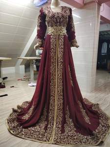 DESIGN TENDANCE avec BRODERIE DABKA GOLD sur ROBE CAFTAN avec VERRE CRISTAL BEADSSTONE LIN & SOIE VERSION 2023 - Product Image 2