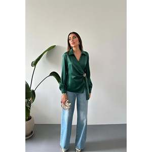Blusa de Satén con Detalles de Botones Esmeralda - Esmeralda - Product Image 3