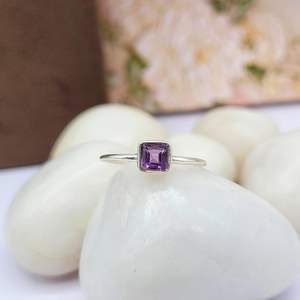 Bague de fiançailles pour femme bohème chrétienne en argent sterling 925 plaqué or rose, sertie à griffes, améthyste naturelle violette de 6 mm, faite à la main - Product Image 6