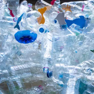 Botellas de agua de plástico PC (POLICARBONATO) Balas de color azul claro o chatarra molida/residuos para reciclaje. - Product Image 3