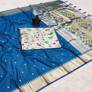 Sari en soie pure Banarasi VASTRA COTTAGE, tissage design et pallu riche en zari avec un chemisier assorti en soie contrastée - Product Image 1