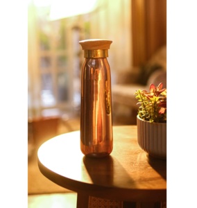 Bouteille d'eau en cuivre étanche avec finition lisse polie à la main et conception à bouchon vissé pour une consommation quotidienne saine - Product Image 1