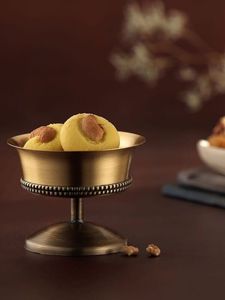 Bol de dattes élégant en métal doré avec surface brillante, idéal pour servir les dattes et les collations pendant l'Aïd et les mariages - Product Image 2