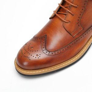 Bottes de travail marron durables avec soutien de la voûte plantaire et talon antidérapant pour hommes, idéales pour le travail en extérieur et les longues promenades - Product Image 3