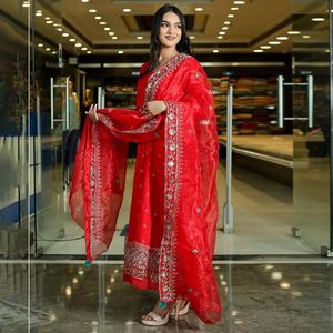 Conjuntos de Kurti Anarkali en 100% Algodón, Largura hasta la Rodilla, Bordado Intrincado con Zari, Adornos con Lentejuelas, Siluetas Fluidas para el Verano - Product Image 2