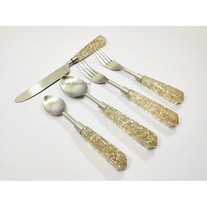 Juego de cubiertos de metal de alta calidad con mango de resina con purpurina dorada, cubiertos chapados en plata para bodas y comidas - Product Image 5