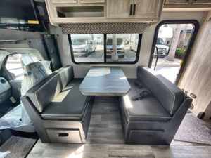 รถบ้าน Family River รุ่น 3251DSLE สีน้ำเงินเข้ม มาตรฐานยูโร 5 สำหรับ 4-6 คน พร้อมเครื่องปรับอากาศ/ไฟฟ้ากระแสตรง มีห้องนอน 1 ห้อง รับน้ำหนักได้ 11000 กก. โครงสร้างเหล็ก/อลูมิเนียม - Product Image 3