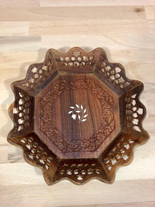Cuenco de bandeja de madera hecho por artesanos indios con diseño rústico tallado a mano con incrustaciones para decoración del hogar de inspiración vintage de La India - Product Image 5