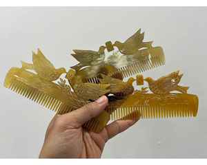 Peine de cuerno Fabricante de Vietnam Diseño hecho a mano Ideal para la rutina del cabello Peine de cuerno natural Premium para exportación OEM - Product Image 3