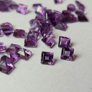 Piedras preciosas naturales de esmeralda de corte cuadrado, piedras sueltas moradas calibradas para joyería con hermoso color amatista - Product Image 2
