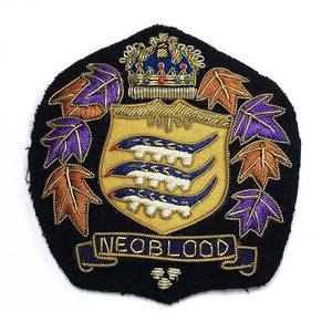 Applique brodée en fil de bullion avec crête - Product Image 1