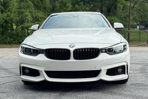 Sedán de Lujo Usado 2023, Potente Motor de Aspiración Natural, 2 Puertas, Auto de Alto Rendimiento, Características Premium, Transmisión Automática, Panorámico - Product Image 5