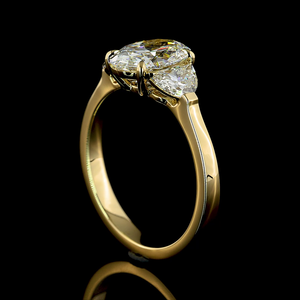 แหวนหมั้นเพชรทรงรี 2.12 กะรัต ประดับเพชร 3 เม็ด ทอง 14K สีเหลือง ผลิตจากเพชรเลี้ยงในห้องปฏิบัติการ งานฝีมือสำหรับเจ้าสาว - Product Image 1