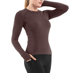 Vente en gros de hauts de yoga et de course à pied pour femmes, logo personnalisé, coupe ajustée, respirant, évacuant l'humidité, tissu doux, haute qualité - Product Image 3