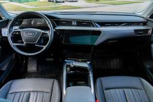 Audi e-tron Sportback Premium Plus 2021 d'occasion, double moteur, transmission intégrale, système de suspension pneumatique adaptatif, non modifié - Product Image 4