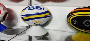 Ballon de rugby de taille 3 de haute qualité Matériau en caoutchouc durable à prise super forte pour les amateurs de sport - Product Image 5