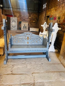 เก้าอี้ชิงช้าไม้แกะสลักมือแบบ2-Seater สไตล์อินเดียดั้งเดิมสำหรับใช้ในร่มและกลางแจ้งไม้เนื้อแข็งที่หรูหรา - Product Image 2