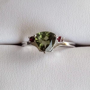 Elegante anillo de boda de plata esterlina Trilant moldavita y anillo de granate con piedras preciosas facetadas anillos finos - Product Image 1