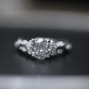 แหวนโมอิสซาไนท์กลมสีสดใสสำหรับผู้หญิงทรงกลม1.60 tcw สำหรับของขวัญวันครบรอบของขวัญวันเกิดด้วยความรัก - Product Image 1