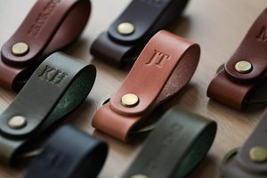 Porte-clés vintage en cuir italien fait main de qualité supérieure, forme ovale durable, porte-clés gravé avec des initiales, cadeau promotionnel personnalisé - Product Image 4