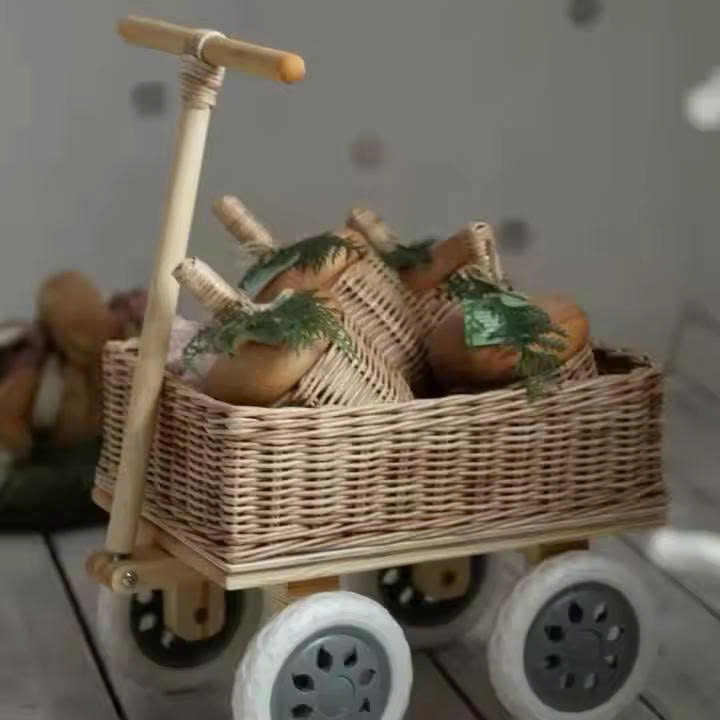 Детская коляска из ротанга с 4 деревянными колесами
