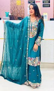 Femmes Designer Wear Pure Chinon Soie Lourde Broderie Séquence Travail Top et Sharara Avec Dupatta Party Wear Femmes Fashion Wear - Product Image 2