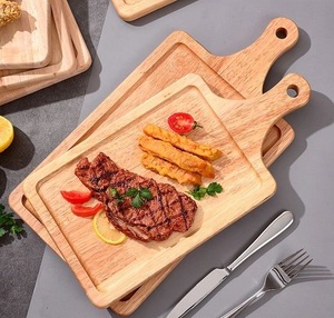 Planche à découper en bois massif avec bords antidérapants et poignées ergonomiques pour un transport facile et une utilisation pratique dans la cuisine tous les jours - Product Image 4