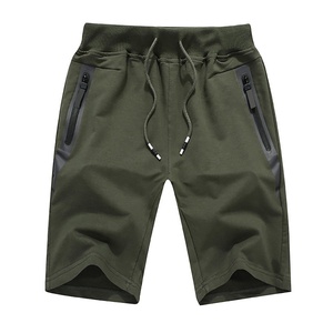 Shorts Bermuda pour homme en vert olive avec poches zippées, taille à cordon de serrage, décontractés, respirants, en polyester tricoté - Product Image 2