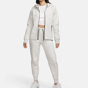 Conjunto deportivo de dos piezas para mujer con logotipo personalizado, ideal para entrenamiento, ejercicio y viajes. - Product Image 5